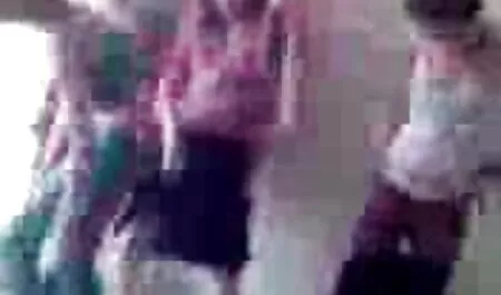 A Virgem esfrega o tronco enrugado que se vídeo pornô só gostosa projeta dos lábios da vagina que é coberto com pêlos pubianos