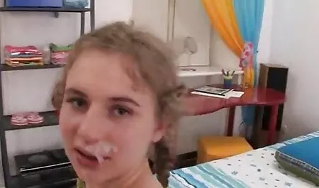 A colocação de vídeo de pornô de mulher pão que é cheio de estilo e assobios que saem na garganta virada para baixo
