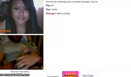 O dono da astuta empregada ardente no filme de mulher pornô armário de sua esposa, tentando suas roupas e imediatamente punido