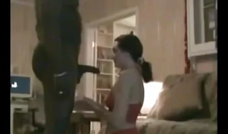 Câmera escondida sob o banheiro, vídeo pornô com as brasileirinhas admire com toda a glória das mulheres urinando de diferentes idades