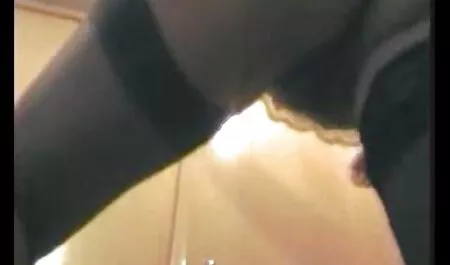 Guardas de segurança confundindo a tortura da prisão de mulheres jovens presas pornô vídeos com cabeças carecas