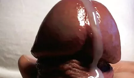 Ébano com peitos suculentos dá um boquete vídeo de sexo pornográfico com uma fatia de limão no pênis