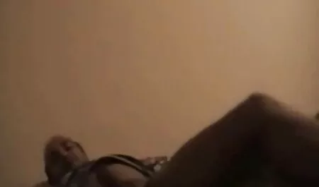 Uma menina filme pornô sem vírus magra com um tamanho grande, mamilos grandes inserir coisas rosa em sua vagina e cums em sua