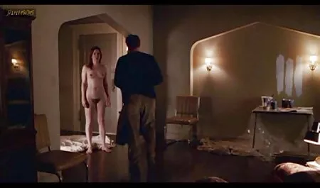 A mãe ruiva com sua filha explode no quarto de um cara com roupas sexy e não deseja-lhe Olá, ele está se divertindo com xvídeos pornô com ele em um sexo em grupo funky