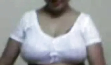 Uma mulher uzbeque quente com seu focinho um sorriso, apenas arrancou sua bunda com video pono um grande shnyag