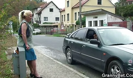 Um jovem homem enfiando seu pau no comprimento quero vídeo pornô brasileiro da bunda com as mãos na garota se divertindo