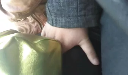 Uma grande lambida caucasiana querida pela buceta esperando sexo, mas a sexo oral porno doido mulher foi obviamente abandonada e começou a conversar no telefone