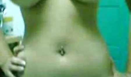 Um par de armênios um forte brota uma sensação de vergonha Russa na garganta, deitado no vídeo pornô das gordinhas sofá de cabeça para baixo