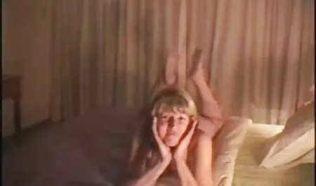 Molhado magro menina com vídeo de pornô transando inchado Mamas manualmente se masturba com ambas as mãos para um homem que estava sentado