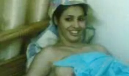 Gata asiática com belos olhos puxou a buceta que é peluda com um pequeno vibrador e videos de sexo categorias finalmente agarrou suas pernas
