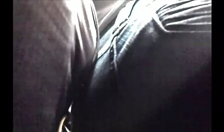 Jovens mulheres indianas bater o frango para um amigo que se esconde em uma cadeira e mostra porno 2 mulheres e 1 homem seus seios
