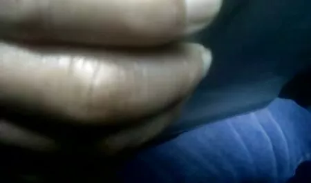 Acorde amarrado com fita adesiva, e a garota ao lado dela grita na garganta cheia e monta um homem negro saudável no vídeo pornô mulher gostosa tabuleiro