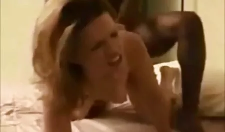 Algemas Senhora curling no pescoço com xvídeos pornô 2019 picos no chão e lubrificar a bunda com óleo para um acoplamento suave