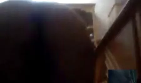 No gazebo de verão nos arredores da aldeia fode um homem magro na garganta, quebrou a calcinha e ao mesmo tempo sua vídeo pornô da mulher melancia bunda