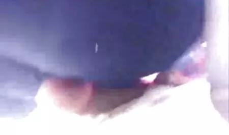 A empregada estava ajoelhada diante do mestre e vídeo pornô só novinha o puniu