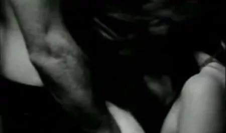Eu estava sentado porno dois homem e uma mulher com minha buceta na câmera durante as filmagens e contaminei toda a lente com secreções pegajosas