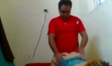 Um cara forte rasgando sua esposa dormindo em sua boca e quando ela acorda ela videos ponografos inclinou seu câncer na Bunda