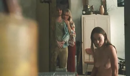 Lamber a papila é fina para a papila dela, pronta para a entrada da cabeça vermelha no estômago ver vídeo pornô brasileiro da vagina