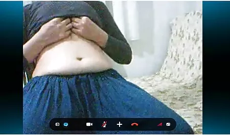 Cum na boca com porra pegajosa depois de um boquete rápido enquanto o cara video porno na escola fuma no terraço