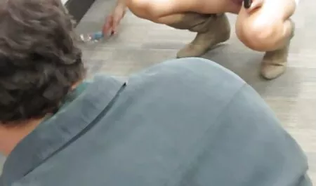Colchão nu sentado enquanto sentado no banheiro e cobrindo o brasileirinhas vídeos pornô frango vermelho quando a mulher atrevida veio para encher a lavagem de combustível