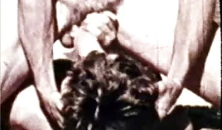 A mãe viu a namorada de seu filho ficar debaixo dos cobertores e começa a chupar seu pau grande enquanto assiste ao filme e a mãe decide ensinar o cachorro a ficar com eles a noite toda, encontrar seu vídeo pornô vídeo caminho para o quarto dela e lamber suavemente o inchaço do clitóris dela