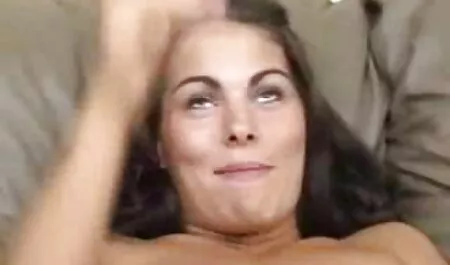 Ruiva mulher que é gay com cachos em sua cabeça, russo foda hahal, espalhando sua bunda na cozinha vídeo pornô comendo a novinha