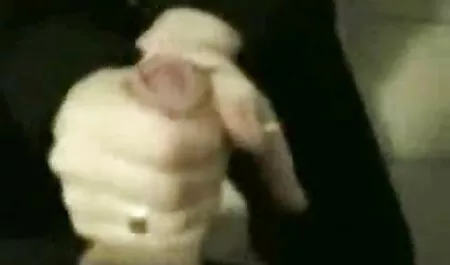 Um homem encontrou uma garota vídeo pornô mulher pelada bêbada na cama com seu meio irmão e está muito irritado com as maldições em ambos