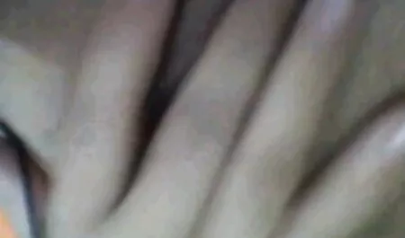 Enquanto as meninas assistem TV no chão Com pipoca, um vídeo pornô de larissa manoela amigo as enrola secretamente atrás delas indistintamente