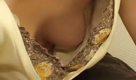 Um homem olhando filme de pornô kid bengala para uma prostituta que está cheia de paixão, mas se recusou e gritou em uma voz gemidos, Dima não estava lá, eu não quero um idiota