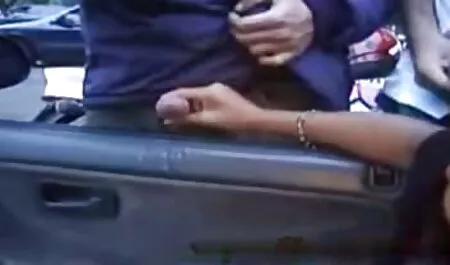 Levante a salsicha na vídeo pornô mulher transando com cavalo caixa de pimenta molhada, pendurado no cabelo dos acessórios de tatuagem