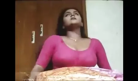 Cara tímido com óculos vídeo pornô de mãe e filha parafusar Menina Asiática Doggystyle no banheiro banheira pequena