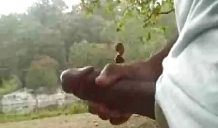 Nu Morena no Saia e Meias espumante Buceta Com Um arma sexo vídeo pornô no ela genitais no Frente de um público