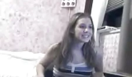 Ele habilmente move sua boca sobre o rabanete no meio da noite na cabine, sob a luz de um telefone celular video de filme porno