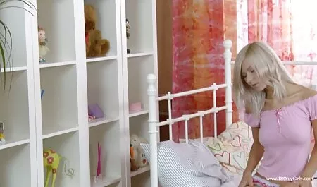 Dançando no banheiro superficial e tocando sua video ponor brasileiro vagina pela primeira vez