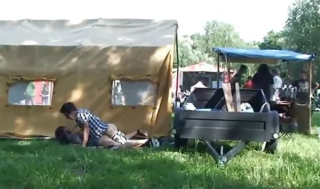 Os mortos do quero ver o vídeo pornô túmulo para destruir uma menina presa nua sob os escombros no porão em dois shnyah um arqueólogo