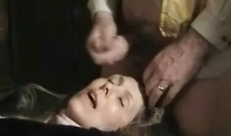 Loira com um pequeno peito de frango em seu pênis e líquido branco fluindo de sua vagina vídeo pornô grátis brasileiro