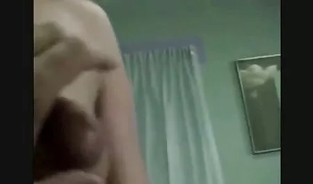 Um colega sem calcinha apareceu na equipe feminina no escritório, e vídeo de pornô só novinha no primeiro dia a mulher masturbou a pobre criatura com a multidão