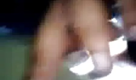 Um trabalhador da bomba de gás puxando os gêmeos na vídeo de pornô de mulher grávida sala de trás e puxando ambos os lados no pênis peludo.