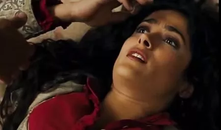 Os guardas aproveitaram sua posição e colocaram um dos vídeo pornô de loiras gostosas prisioneiros Peitos enormes para o rico amigo dele na vila onde ela se veste sexy e se entregou a ele.
