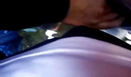 O remetente da carta feminina não distrai das opiniões dos membros adultos do sexo masculino que ficam no vídeo pornô só as coroas quarto com um roupão de banho