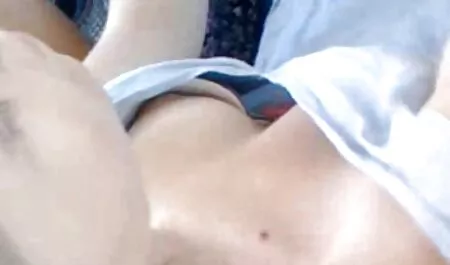 Buceta morena desagradável que vídeo pornô de mãe e filha foi espremido após a penetração anal por Elda grosso, penetrando no reto