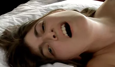 Cara morde a vidios pornográfico mãe de seu amigo na bunda quando ele a ajudou a subir a escada de sal em um armário