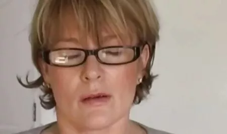 Cara voltou com leite da loja quero ver um vídeo de pornô e ficou chocado quando viu o rosto de sua irmã soprando entre as pernas de sua madrasta