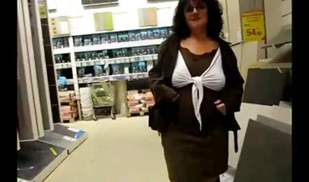Irmãs nuas em cima de um trator com um vibrador em pus ao redor do quintal e desfrutar da video porno na escola dura
