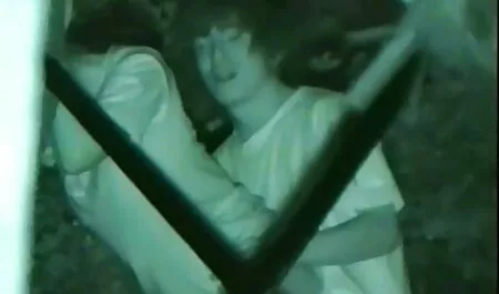 Sua tia louca, Klava, abre seu roupão em um terraço e mostra o pus vídeo de pornô de sexo vermelho sobre seus vizinhos, agachamento