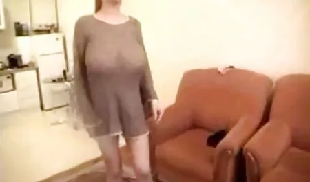 Shmara esse cara alto video de ponos sentado em seu colo ao lado de uma lareira enquanto bumble o peito de seu mestre