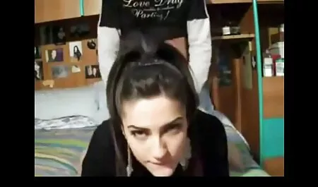 A tímida Khokhlushka Olesya lentamente levanta seu vestido e explica a sua amiga que google vídeo pornô ela não tinha Calcinha.