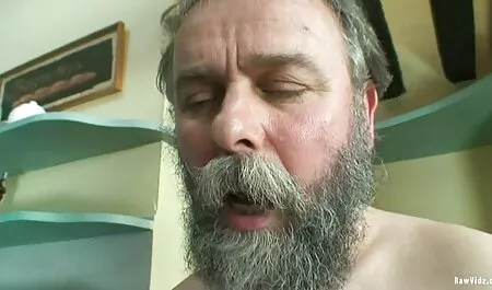 Ela acariciou o clitóris rosa sem tirar a assistir vídeos pornográficos calcinha e se masturbando homens com pênis curvo