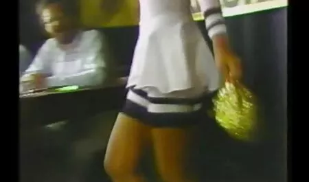 Gentilmente agarrando a cabeça da loira com as mãos e colocando-a vídeo vídeo vídeo de pornô em seu pau com a boca aberta na garganta