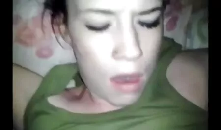 Loira gostaria de assistir filme pornô com peitos falsos faz um homem inferno com sua madrasta assistindo TV